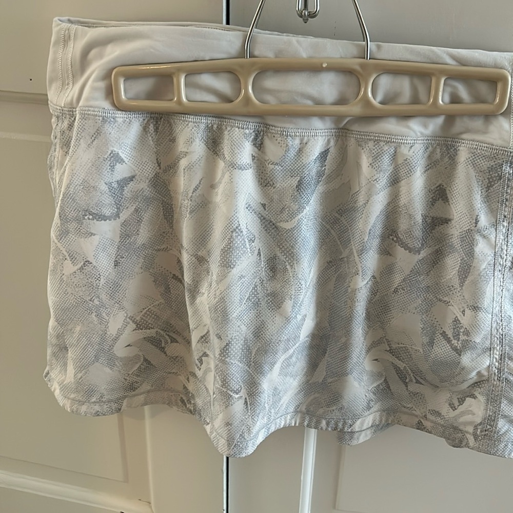 Lululemon skirt size 8